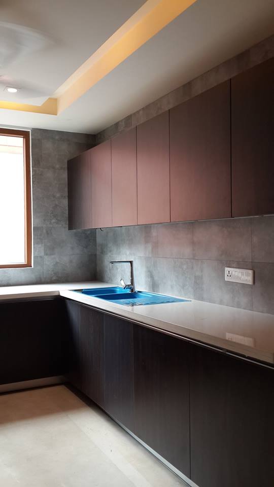 Modular kitchen with dark marble backsplash, white gloss cabinets and built-in chimney — GK I Residence