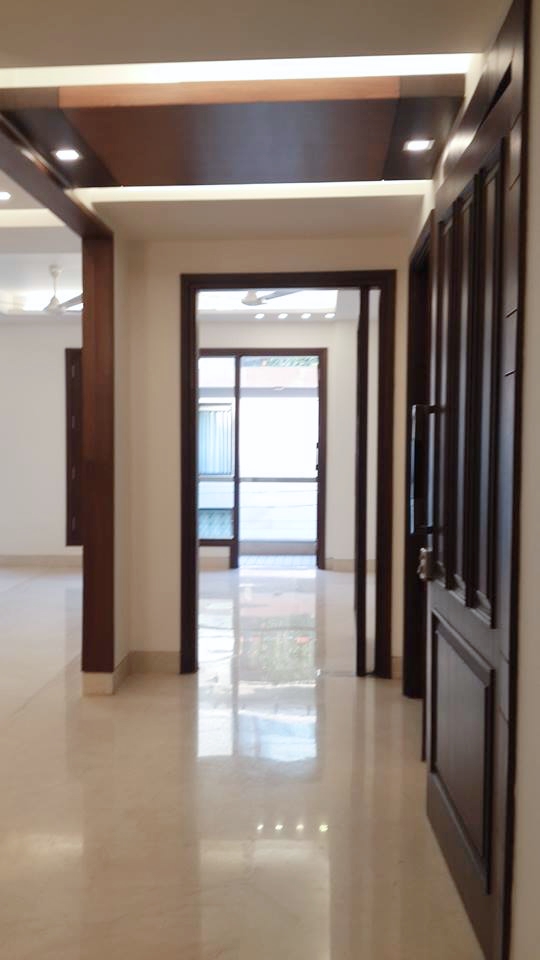 Entry foyer with clean tile flooring and recessed ceiling light — Green Park Residence